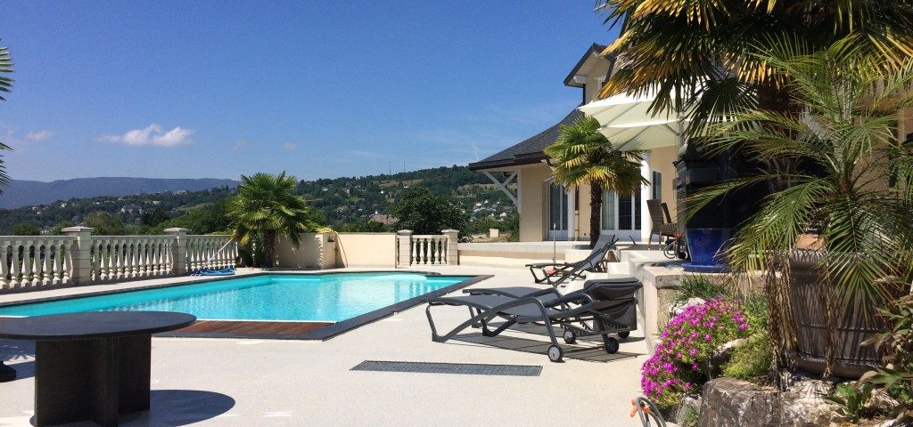 Réalisation d’un revêtement de sol en résine sur plage piscine.